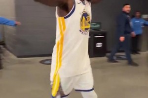 赢球之后的追梦是真高兴啊！！兴奋与每人击掌庆祝